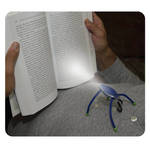 С помощью брелока-фонарика BugLit можно читать книги