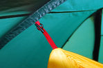 Петли на тенте и оттяжки внутренней палатки для удобства промаркированы одним цветом