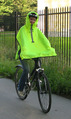 Накидка от дождя полностью закрывает руки велосипедиста, вместе с рулем: превью