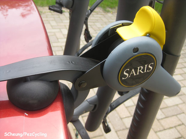 Регулировка велобагажника на заднюю дверь Saris Bones RS делается простым и удобным механизмом
